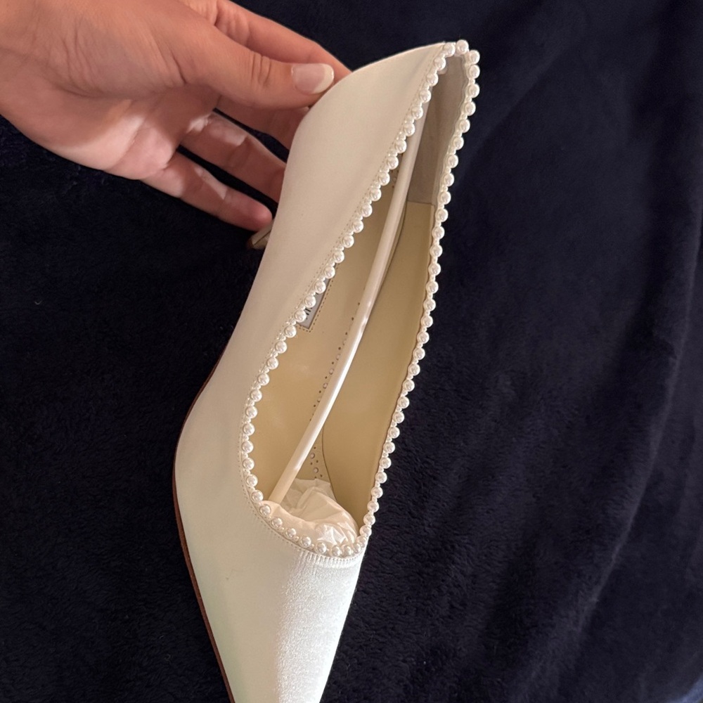 41.5 EU ‘Kifat’ 70mm Manolo Blahnik White Satin Pearl Bridal Heels